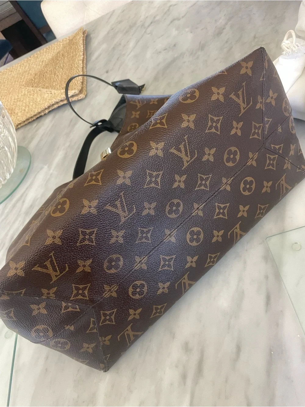 🪷authentic Louis Vuitton flower hobo with lock and key.